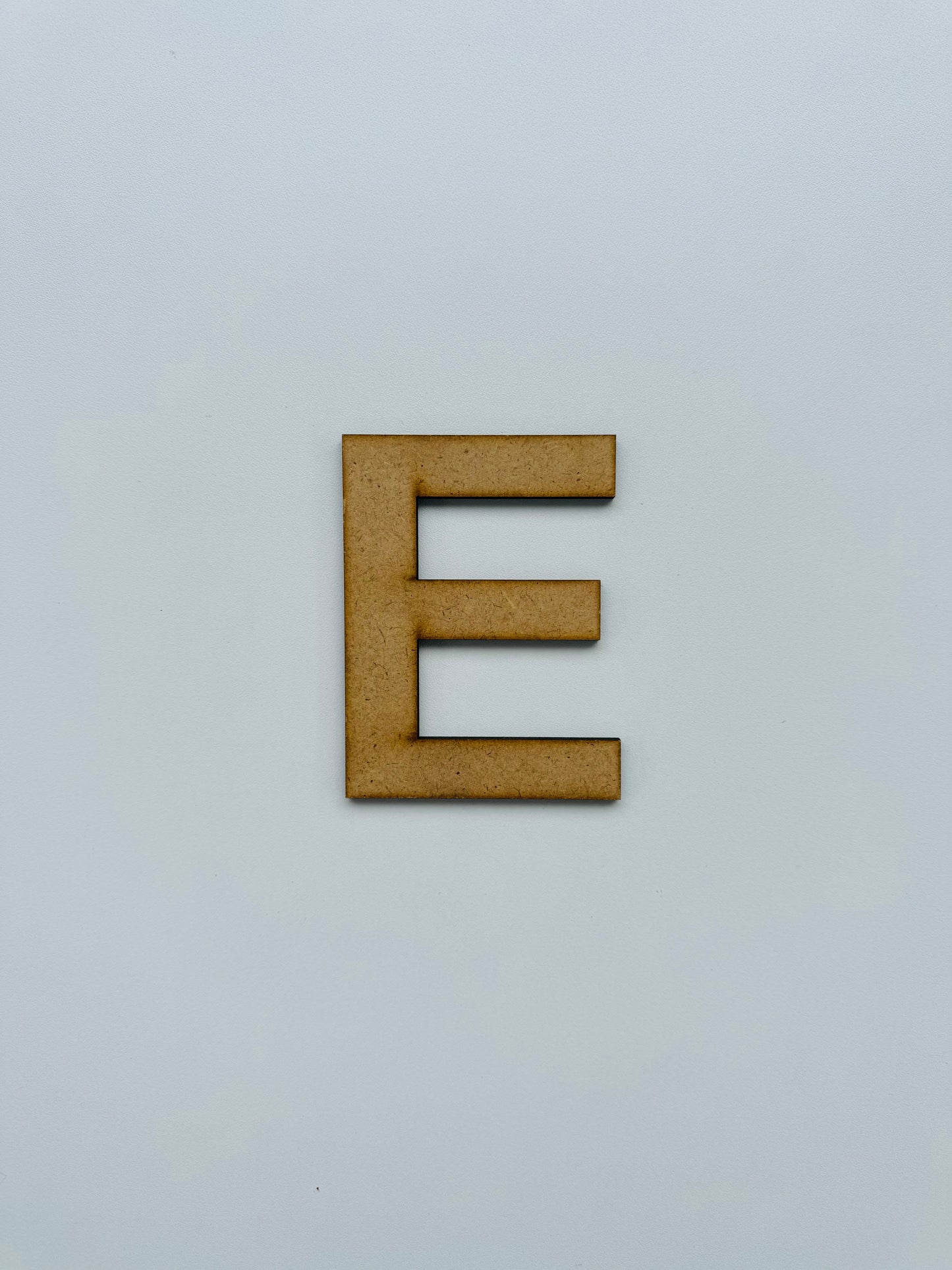 Drvеna slova – ćirilica - Slovo „Е“, veliko